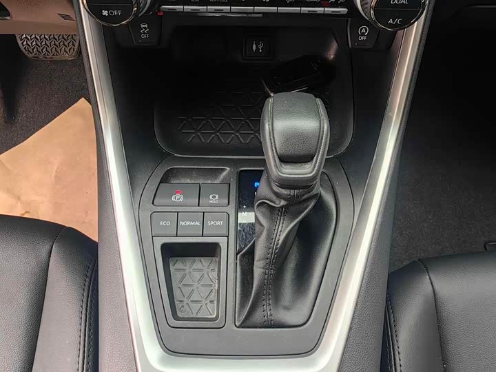 Photo 6 - Toyota RAV4