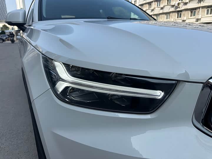 Фото 4 - Volvo XC40