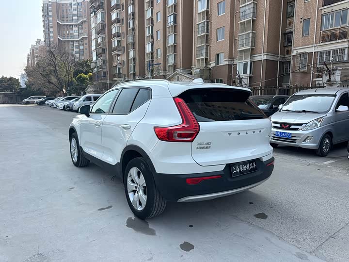 Фото 8 - Volvo XC40