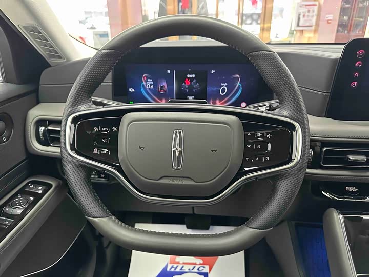 Фото 9 - Lincoln Aviator