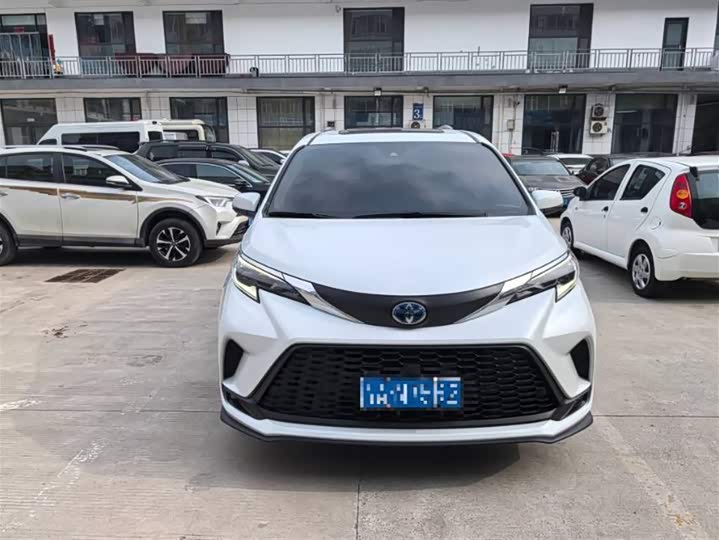 Фото 2 - Toyota Granvia