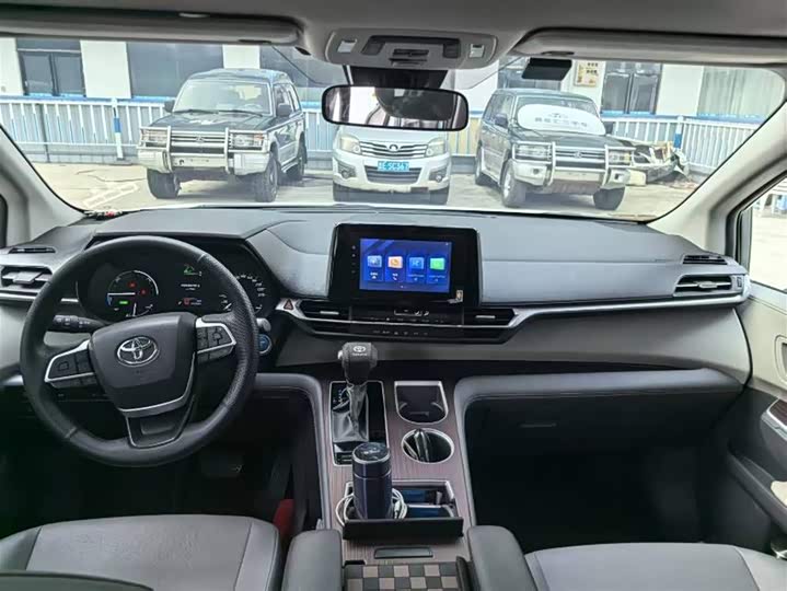 Фото 3 - Toyota Granvia