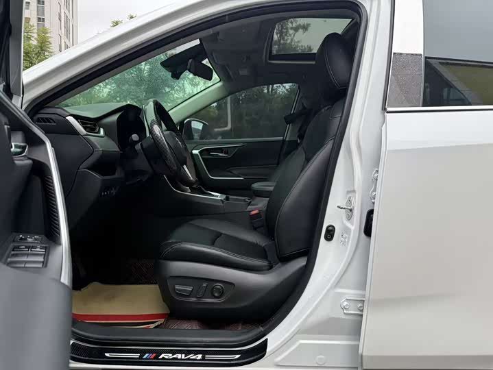 Фото 4 - Toyota RAV4