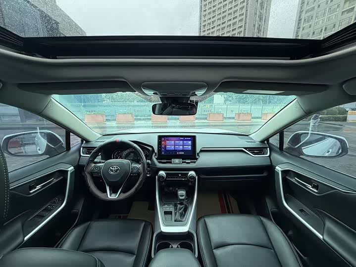 Фото 5 - Toyota RAV4