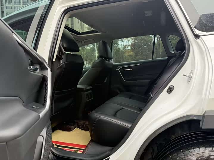 Фото 6 - Toyota RAV4