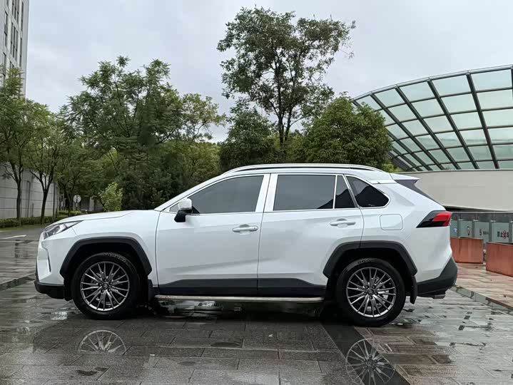 Фото 9 - Toyota RAV4