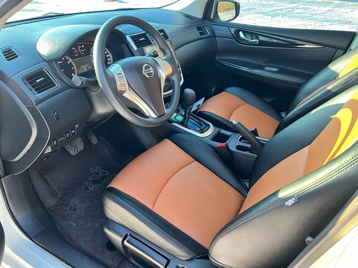 Фото 4 - Nissan Tiida