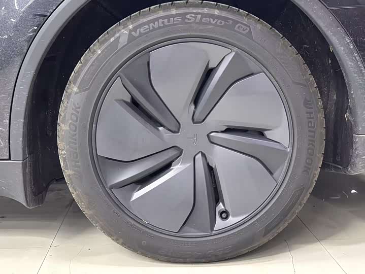 Photo 8 - Tesla Model Y