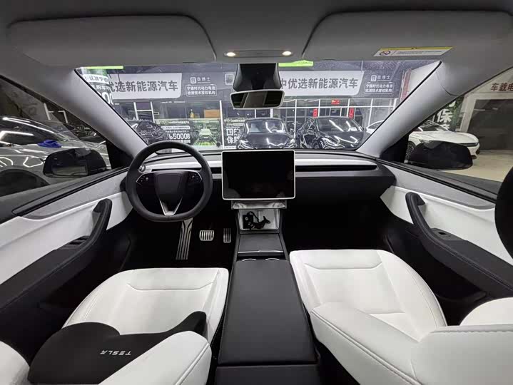 Photo 9 - Tesla Model Y