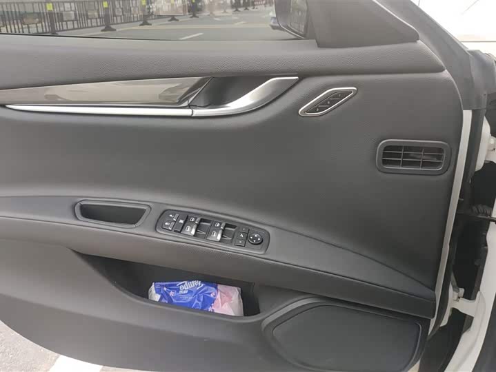 Photo 7 - Maserati Ghibli