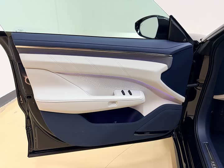 Фото 7 - Zeekr 001