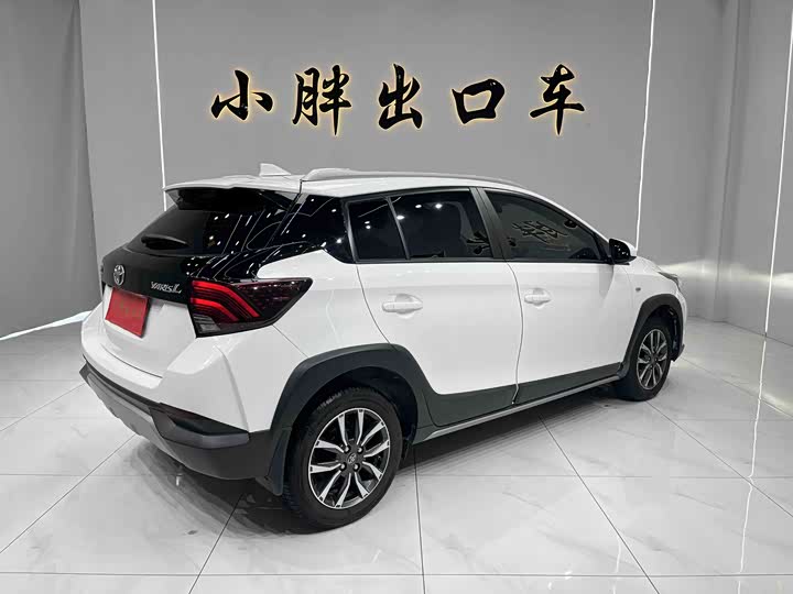 Фото 5 - Toyota Yaris L Hatchback