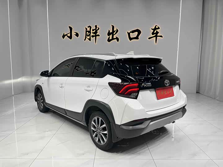 Фото 6 - Toyota Yaris L Hatchback