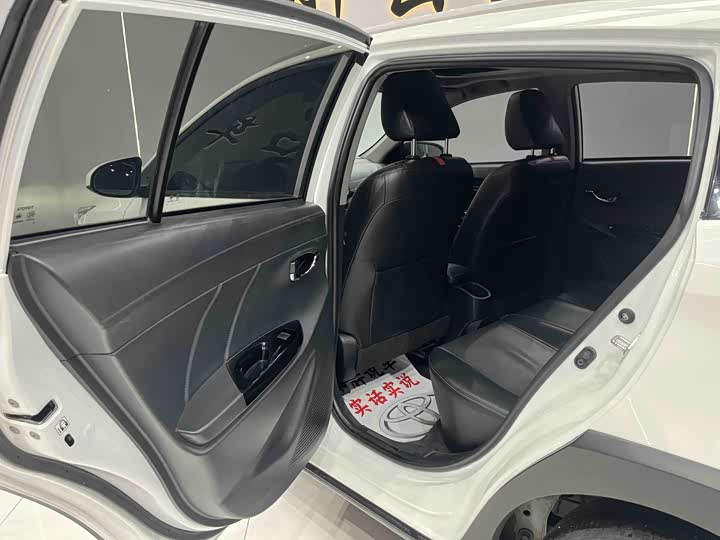 Фото 7 - Toyota Yaris L Hatchback