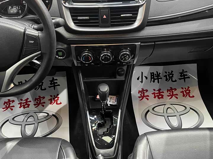 Фото 8 - Toyota Yaris L Hatchback