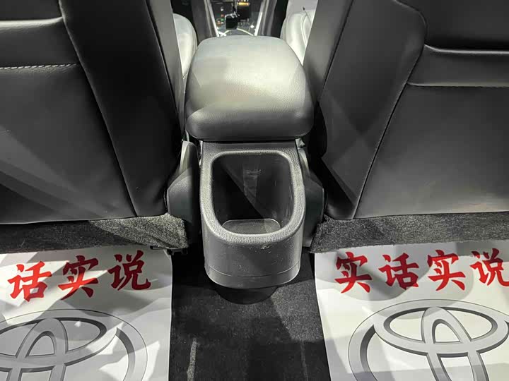 Фото 9 - Toyota Yaris L Hatchback