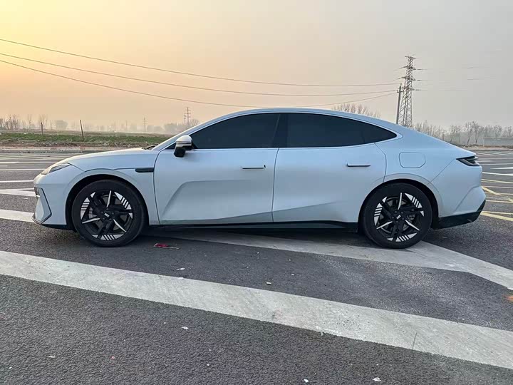 Фото 4 - Geely Galaxy E8