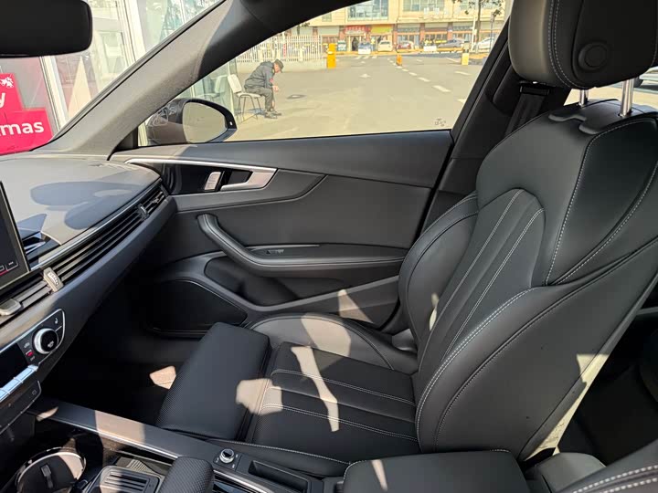 Фото 9 - Audi A4L