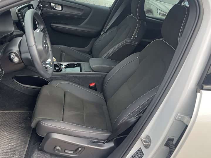 Photo 6 - Volvo XC40 EV