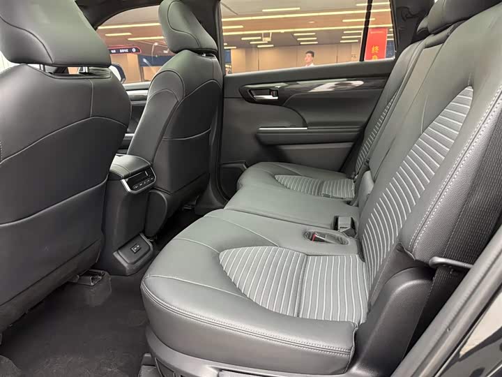 Фото 8 - Toyota Crown Kluger