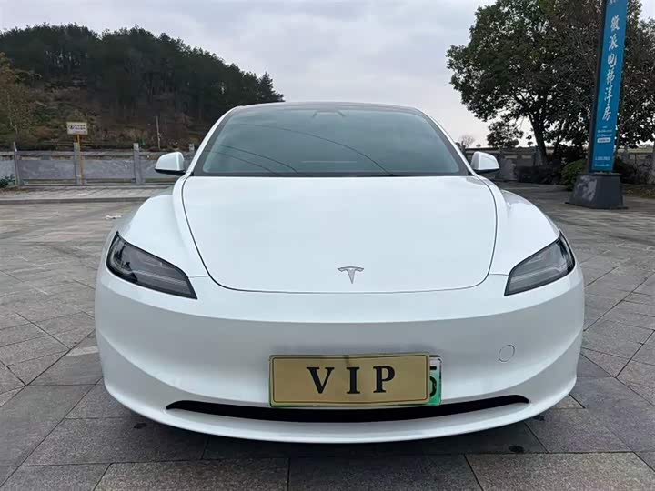 Фото 1 - Tesla Model 3