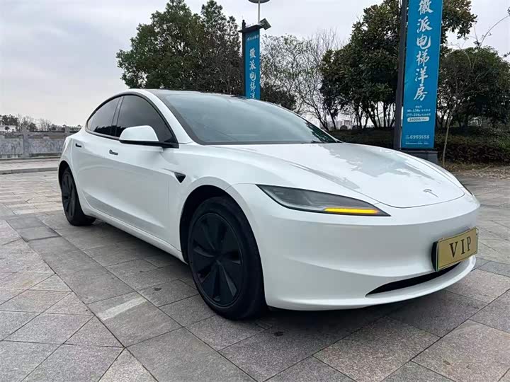 Фото 2 - Tesla Model 3
