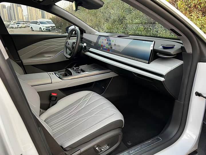 Фото 4 - Geely Galaxy E8