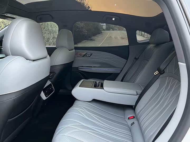 Фото 6 - Geely Galaxy E8