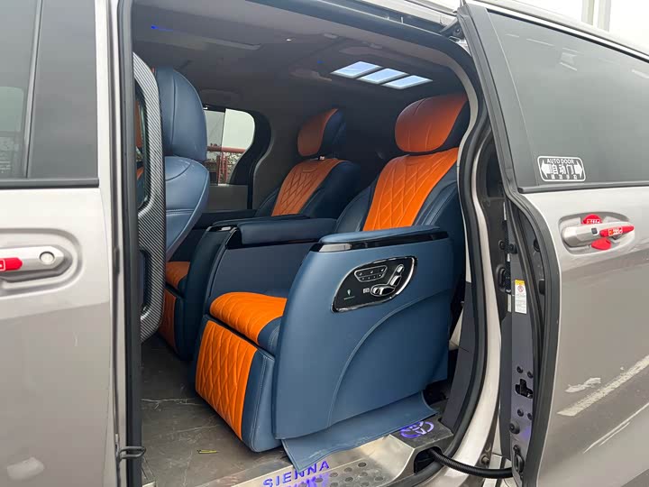 Photo 9 - Toyota Sienna