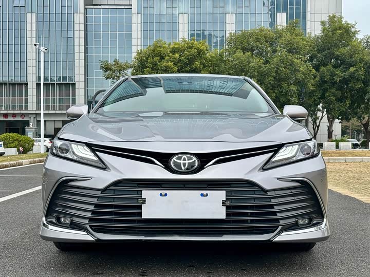 Фото 2 - Toyota Camry