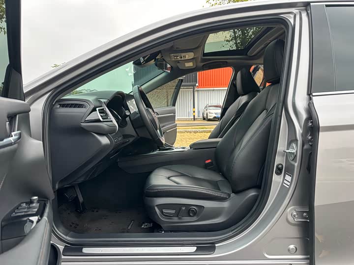 Фото 5 - Toyota Camry