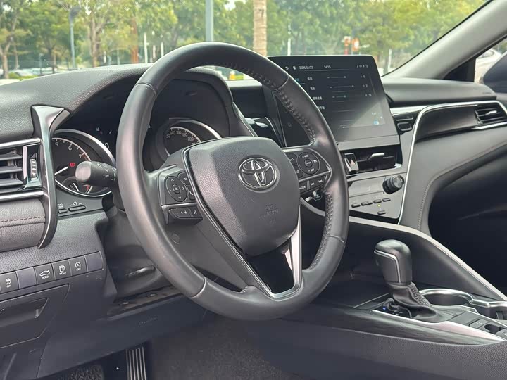 Фото 6 - Toyota Camry