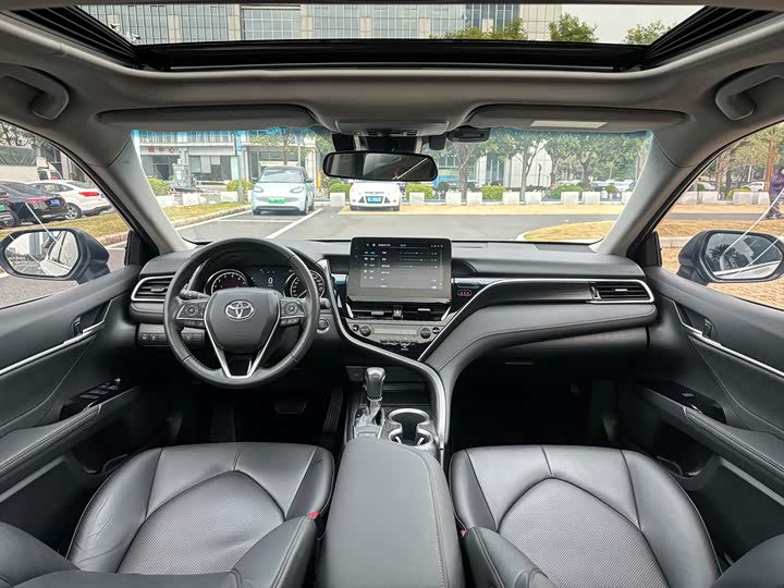 Фото 7 - Toyota Camry