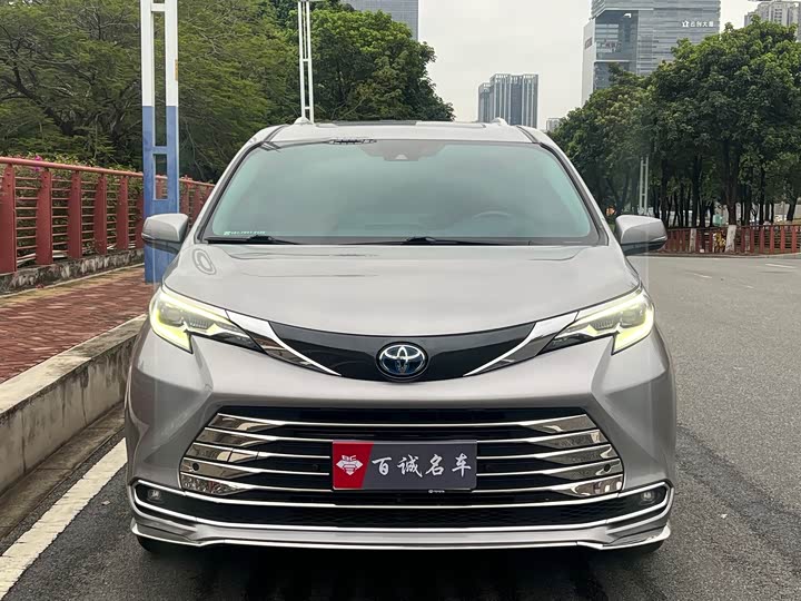 Фото 2 - Toyota Sienna