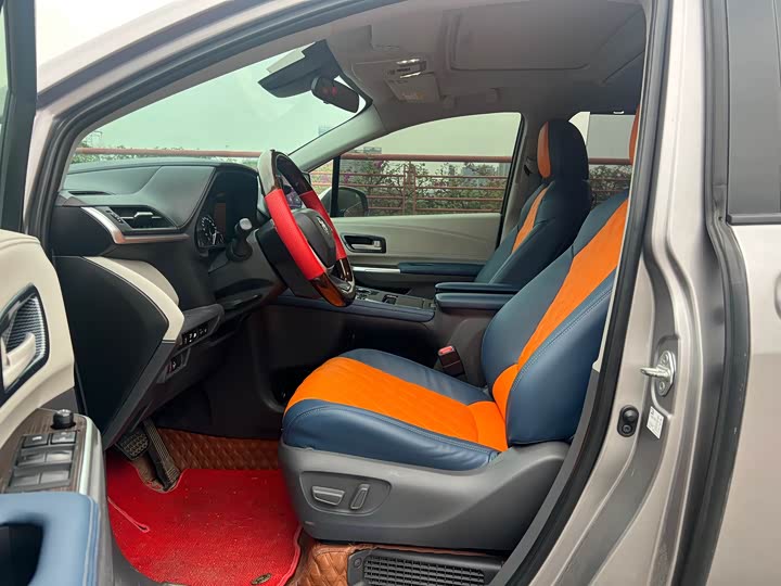 Фото 6 - Toyota Sienna