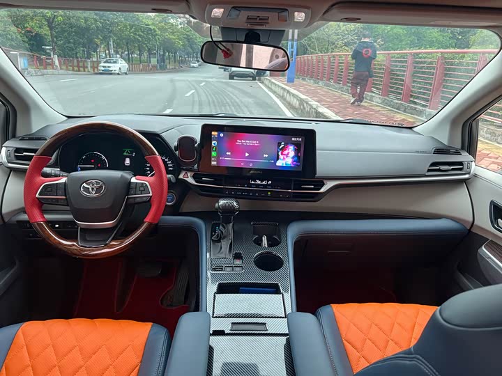 Фото 7 - Toyota Sienna