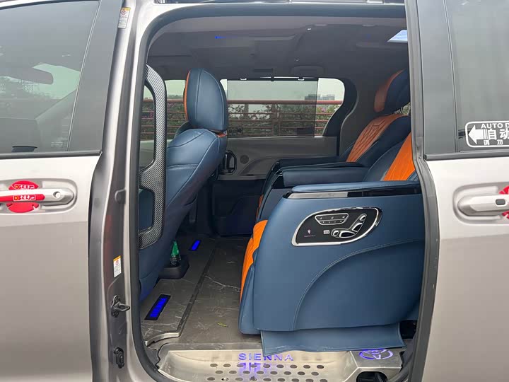 Фото 8 - Toyota Sienna