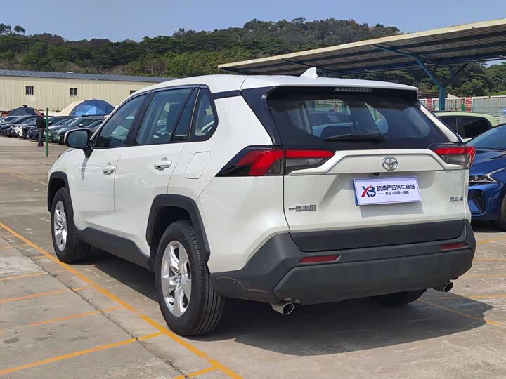 Фото 4 - Toyota RAV4