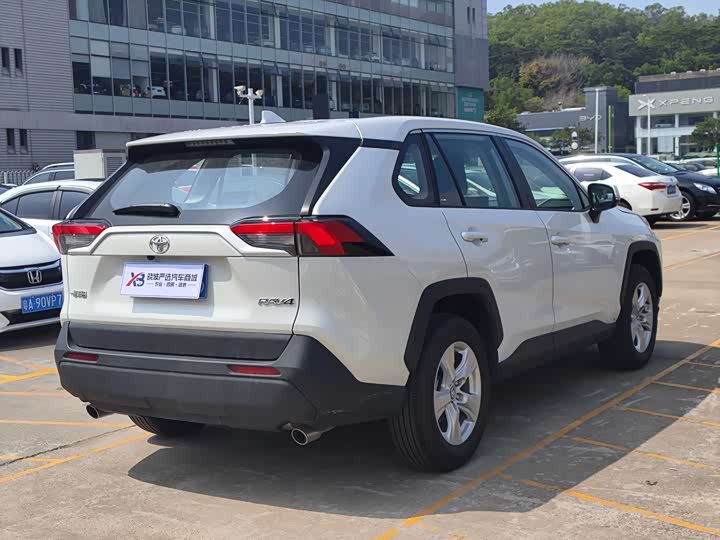 Фото 6 - Toyota RAV4