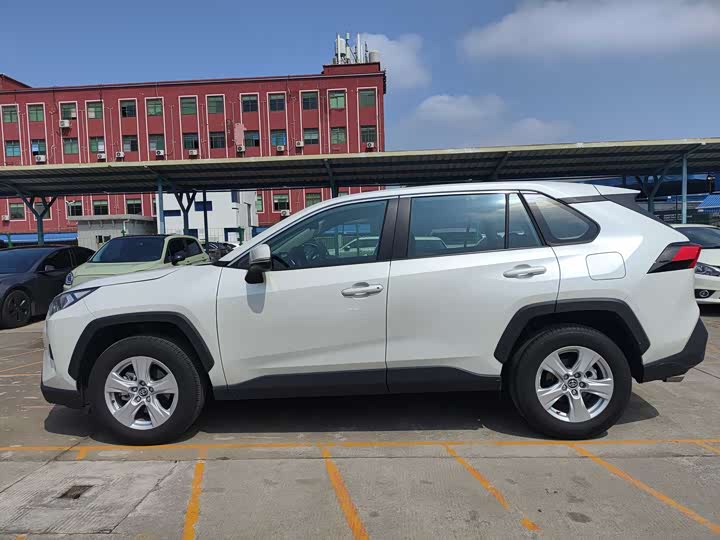 Фото 7 - Toyota RAV4