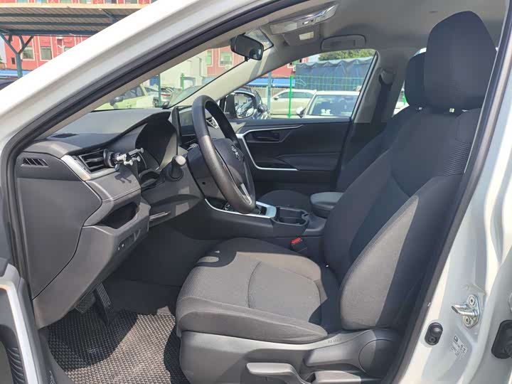 Фото 8 - Toyota RAV4