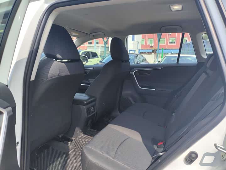 Фото 9 - Toyota RAV4