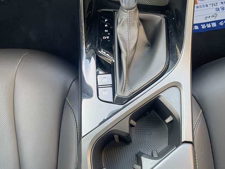 Фото 9 - Roewe i5