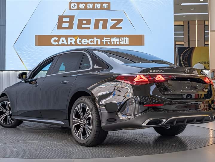 Фото 4 - Mercedes-Benz E-Class