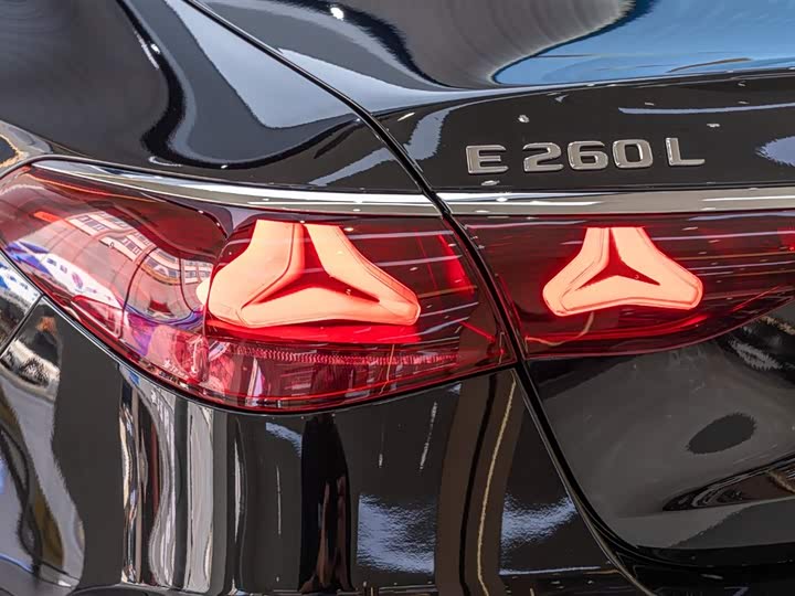 Фото 7 - Mercedes-Benz E-Class