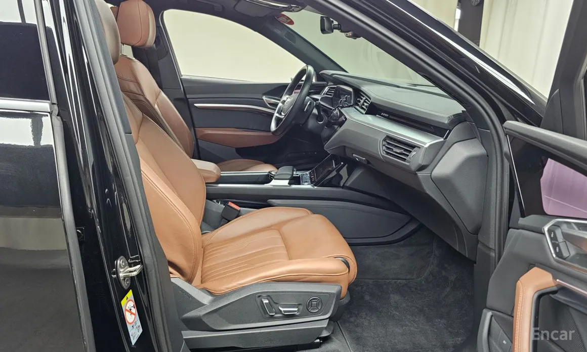 Фото 11 - Audi e-tron