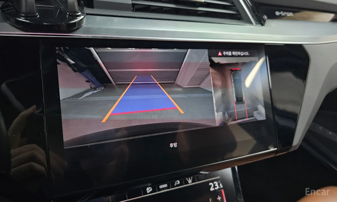 Фото 16 - Audi e-tron