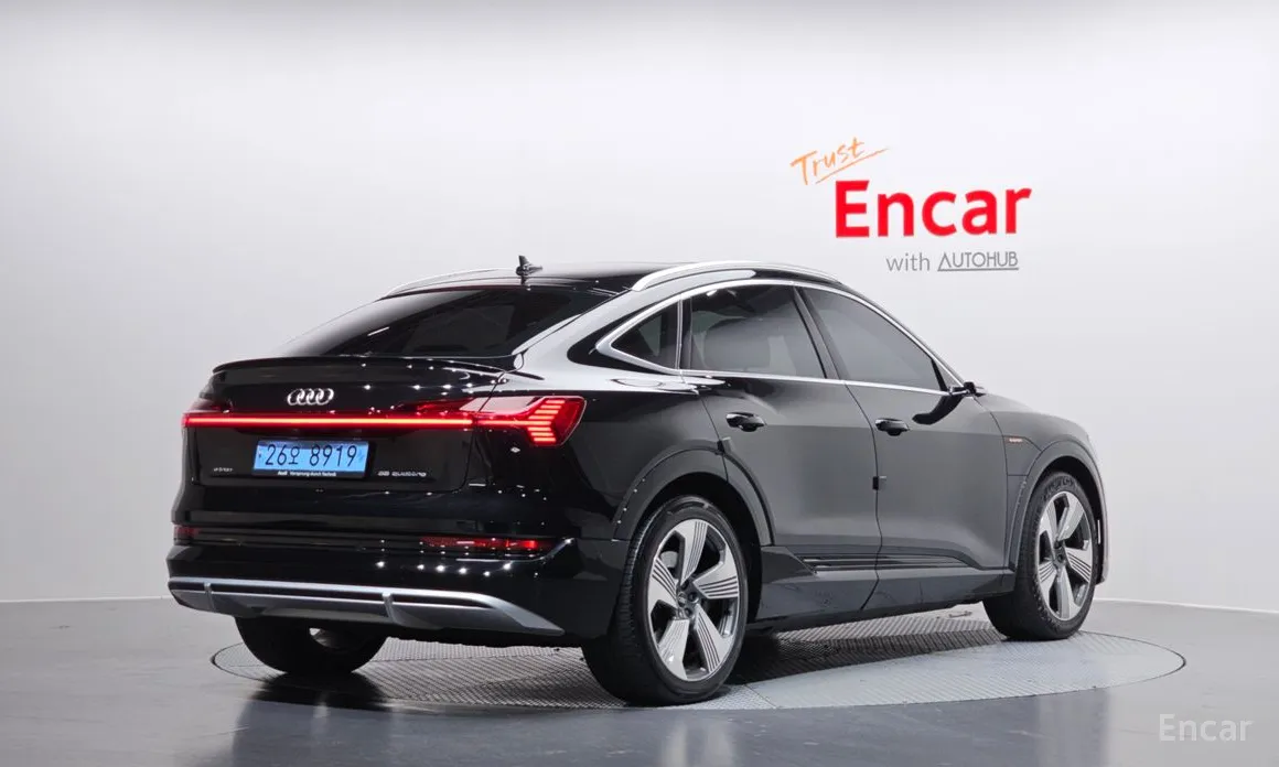 Фото 2 - Audi e-tron