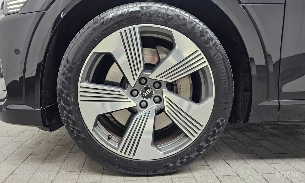 Фото 5 - Audi e-tron