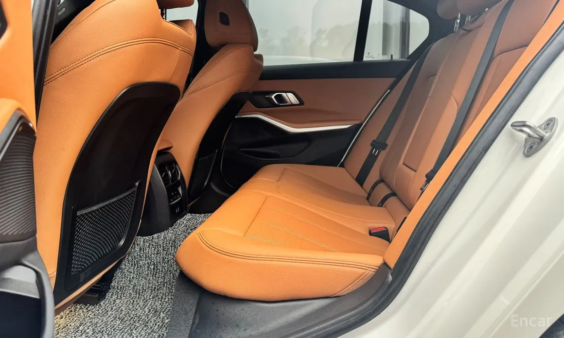 Photo 16 - BMW 3 Series